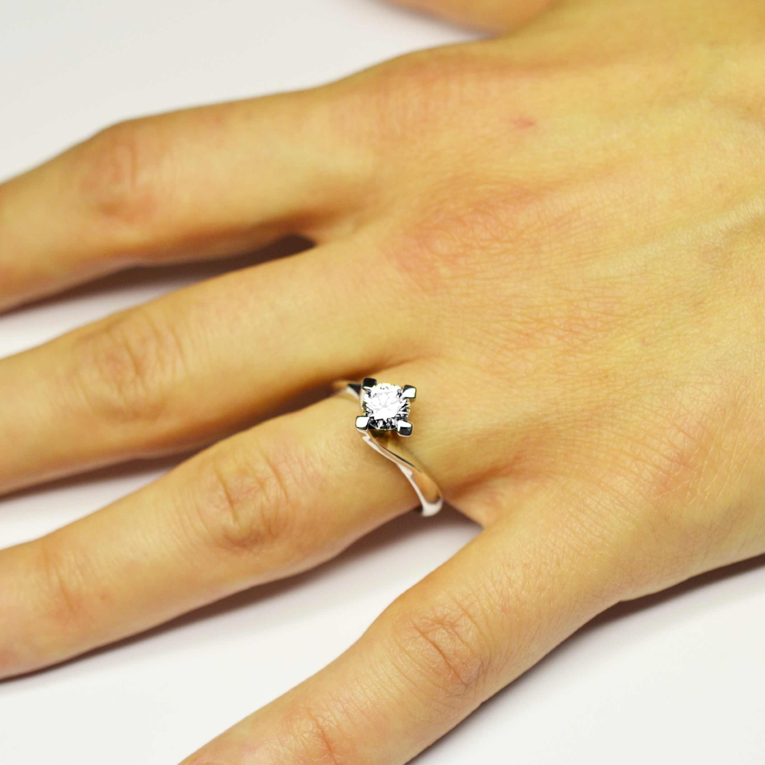 Anello-Solitario-Diamante-040-carati-E-IF-alla-mano