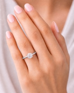 anello-1-carato-d-vs1-indossato-sulla-mano