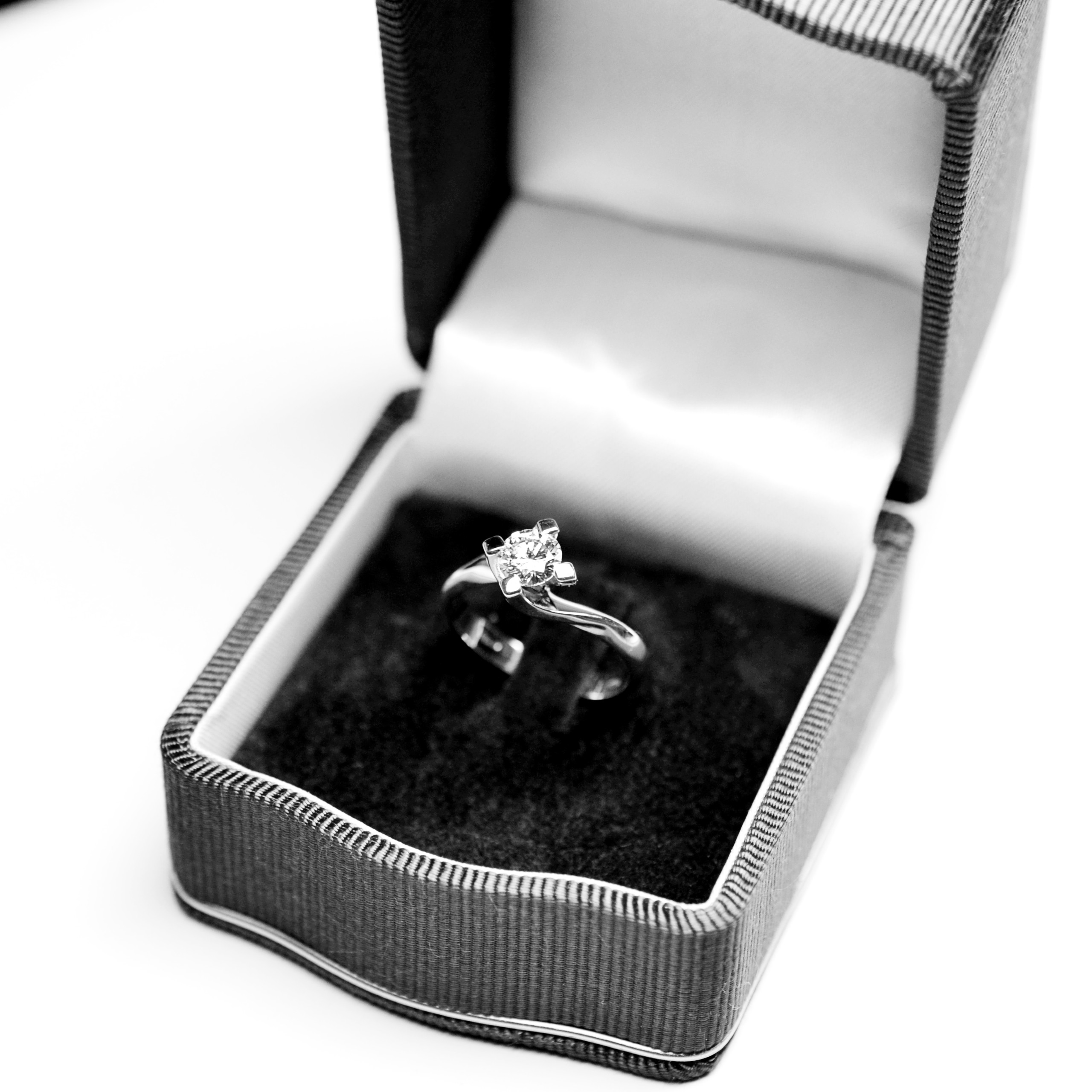 anello-fidanzamento-0-45-carati-colore-d-purezza-vs1-confezione