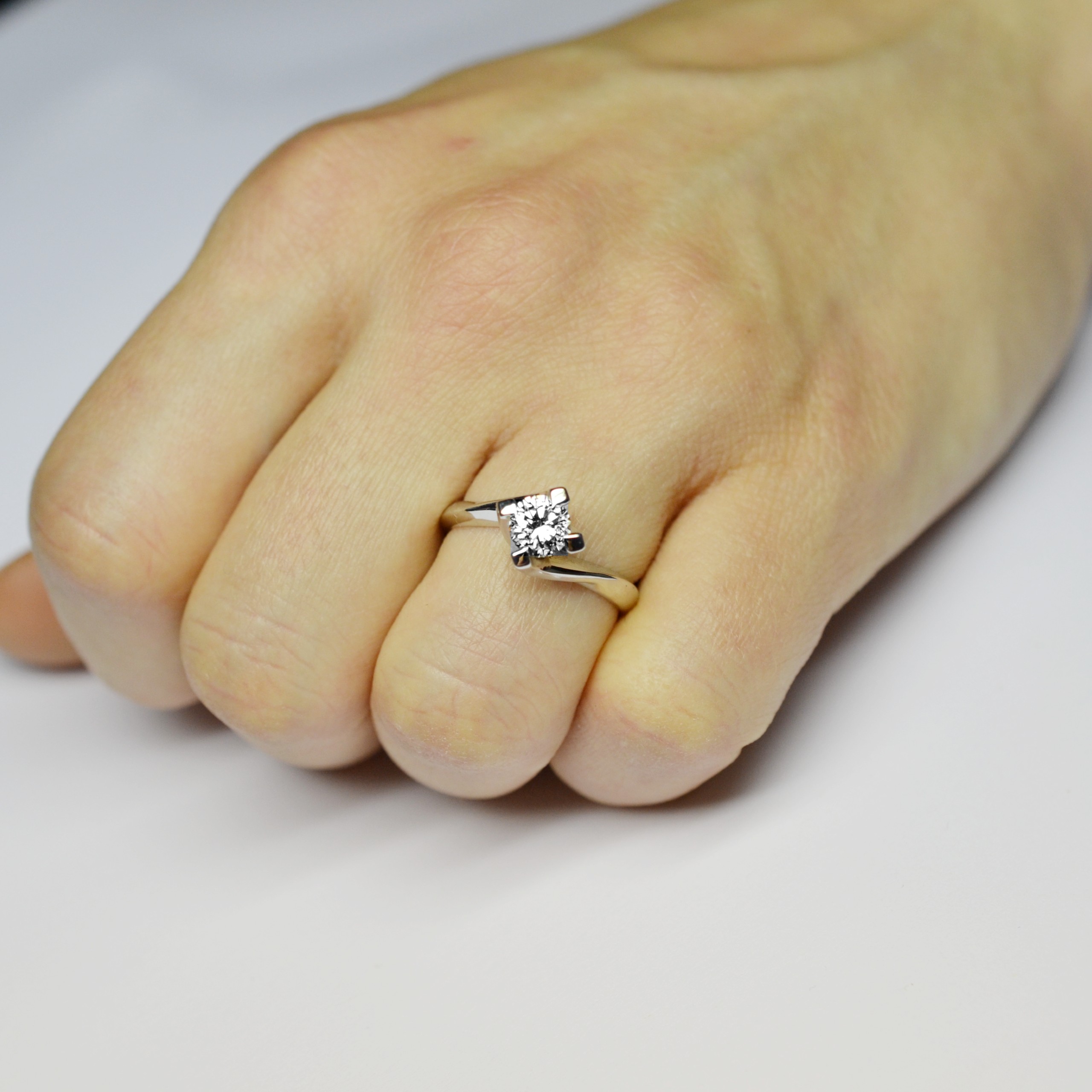 anello-solitario-valentino-0-45-carati-h-vs2-al-dito