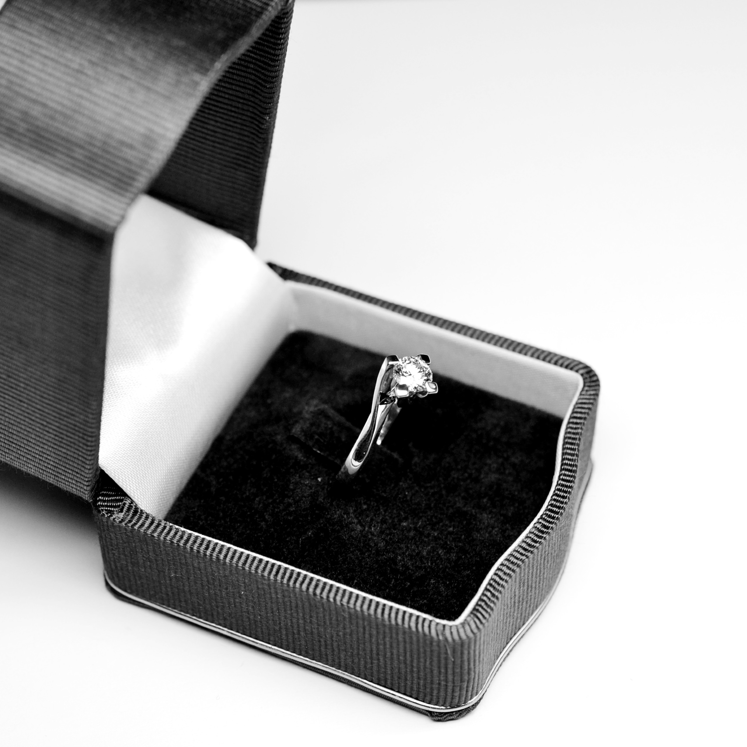 anello-solitario-valentino-0-45-carati-h-vs2-elegante