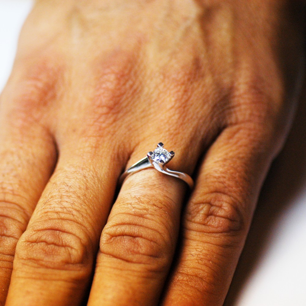 anello-solitario-valentino-0-45-carati-h-vs2-nella-mano