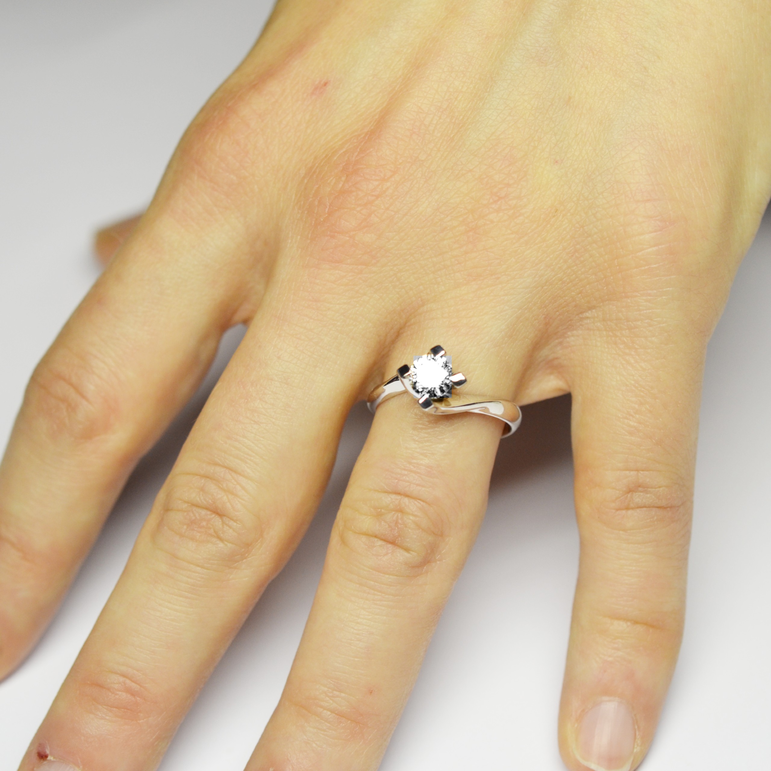anello-solitario-valentino-0-45-carati-h-vs2-su-mano