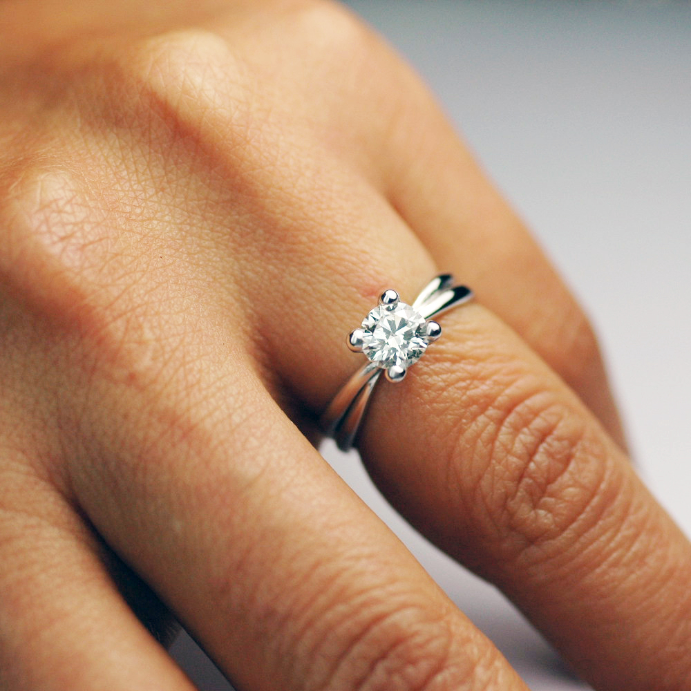 Anello-Proposta-Matrimonio-0-50-D-IF-su-una-mano-donna