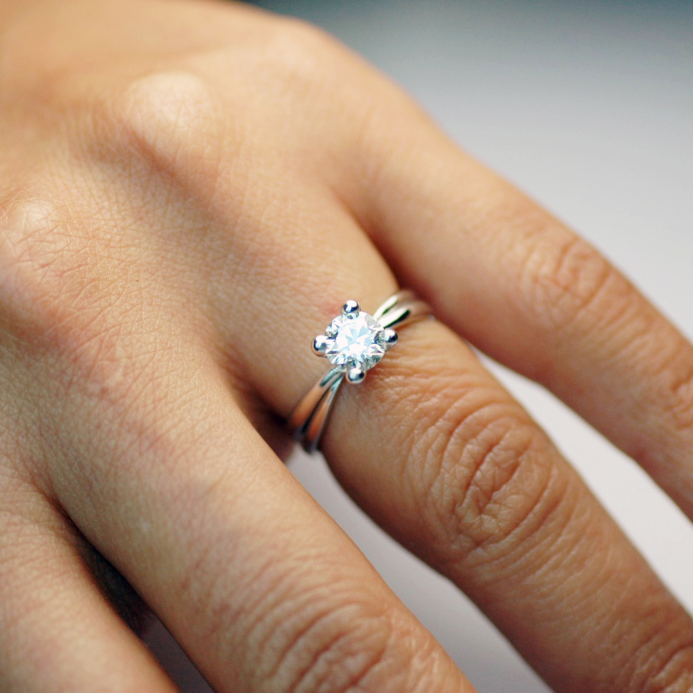 anello-solitario-0-40-d-if-triplo-excellent-gia-su-una-mano-donna