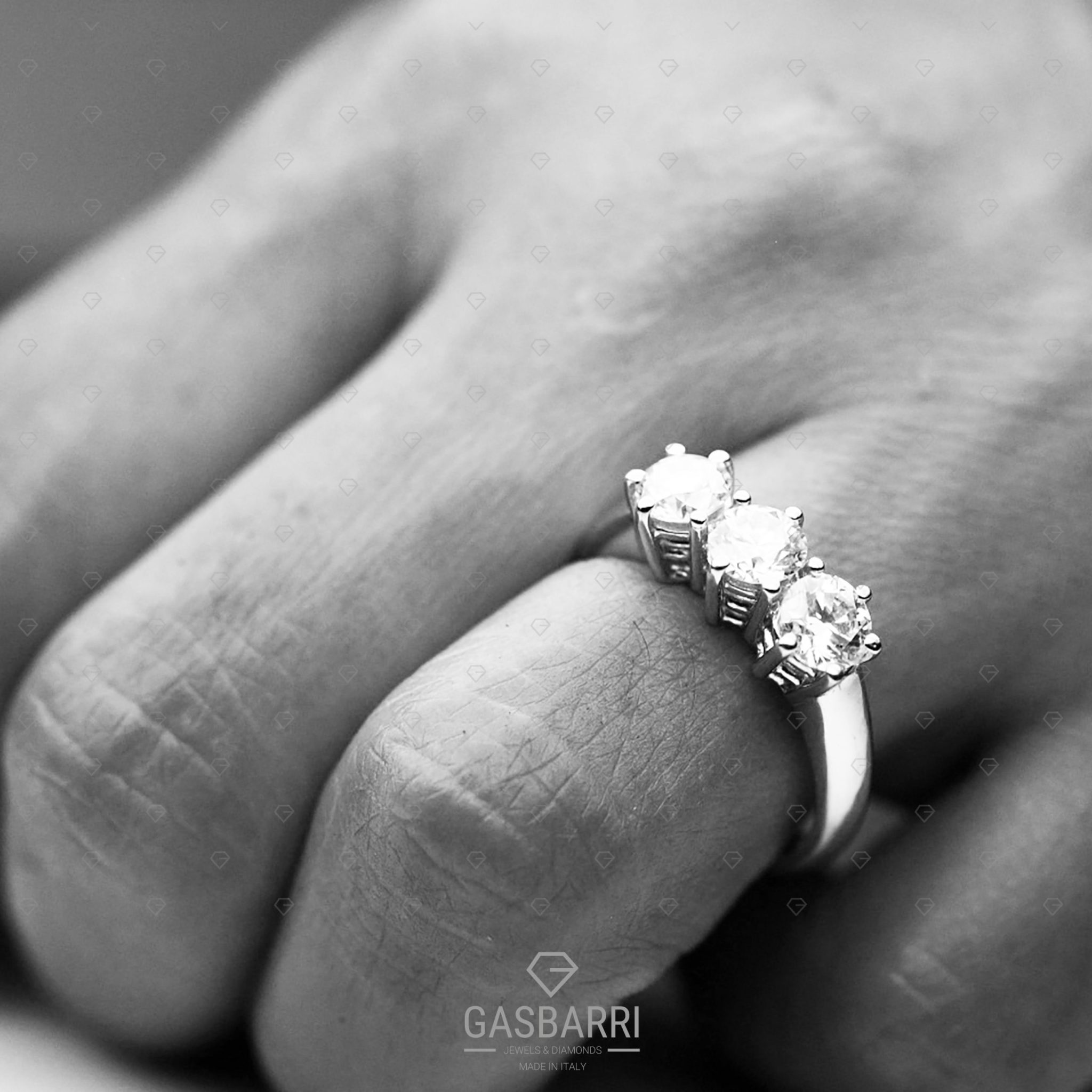 Anello-Trilogy-1-Carato-Mano Anello-Trilogy-1-Carato-Mano