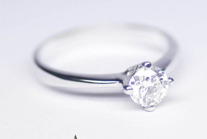 Diamante-solitario-bianco-1