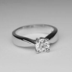 Solitario-con-Diamante-045-carati-colore-G-purezza-VVS1
