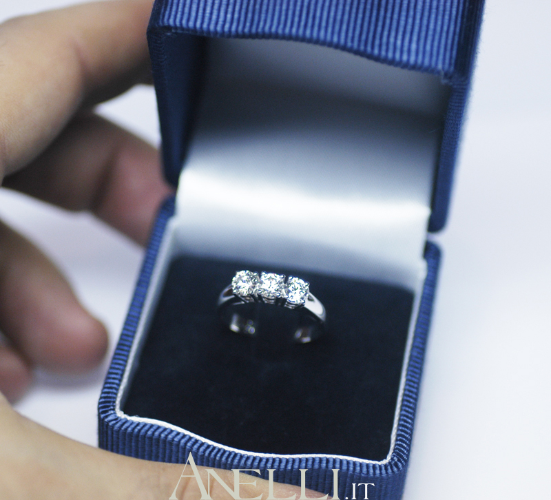 anello-3-diamanti-0-54-carati-d-vvs1-2 anello-3-diamanti-0-54-carati-d-vvs1-2