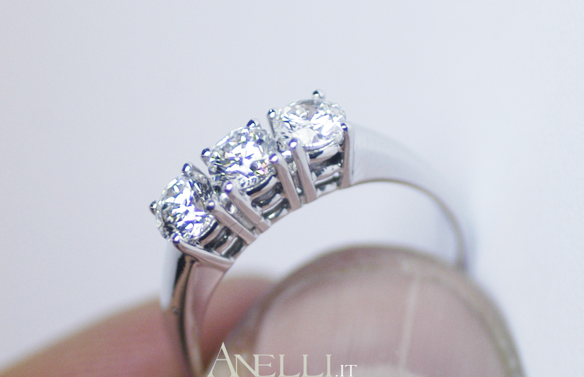 anello-3-diamanti-0-54-carati-d-vvs1-5 anello-3-diamanti-0-54-carati-d-vvs1-5