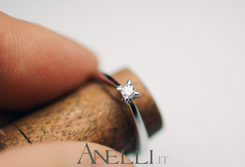 anello-con-diamante-solitario-0-10-carati-f-vvs1-5 anello-con-diamante-solitario-0-10-carati-f-vvs1-5