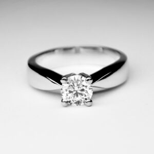anello-fidanzamento-con-diamante-1-scaled