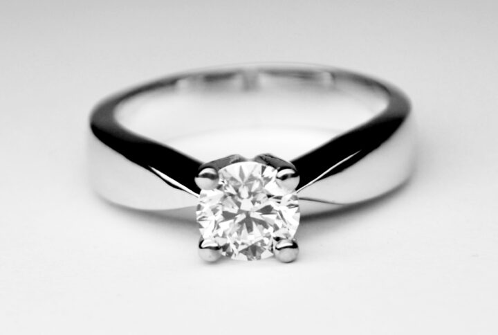 anello-fidanzamento-con-diamante-1-scaled