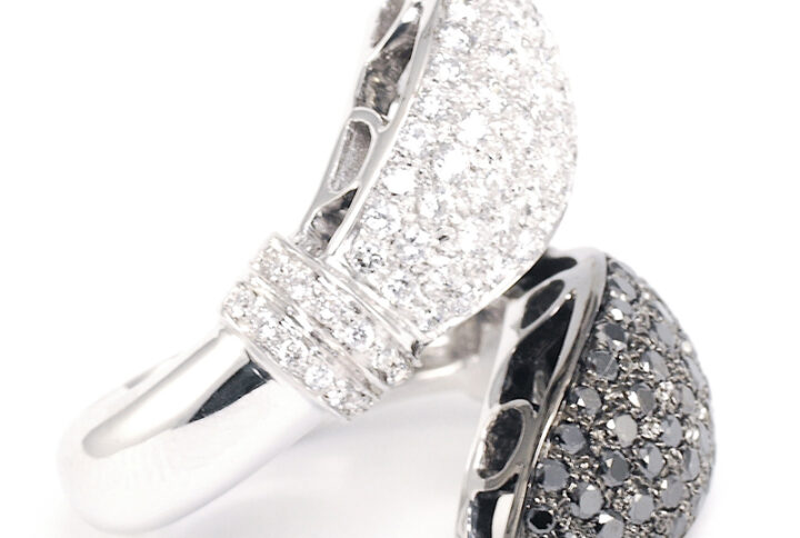 anello-pave-diamanti-bianchi-neri-2