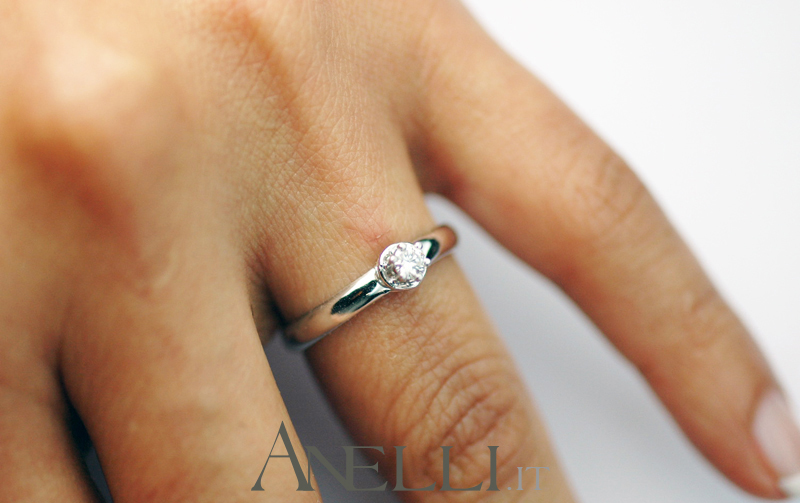 anello-solitario-0-10-carati-colore-f-purezza-if-7