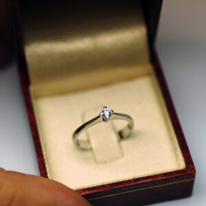 anello-solitario-classico-0-12-carati-1