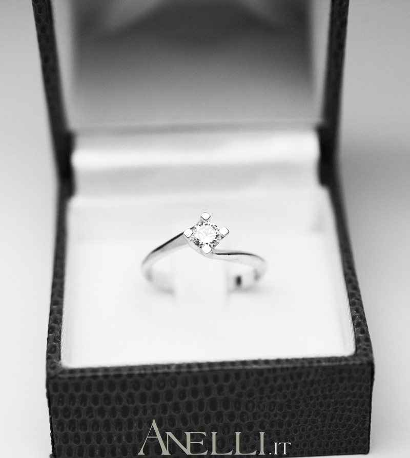 anello-solitario-con-diamante-0-35-carati-colore-f-purezza-vvs1-10 anello-solitario-con-diamante-0-35-carati-colore-f-purezza-vvs1-10