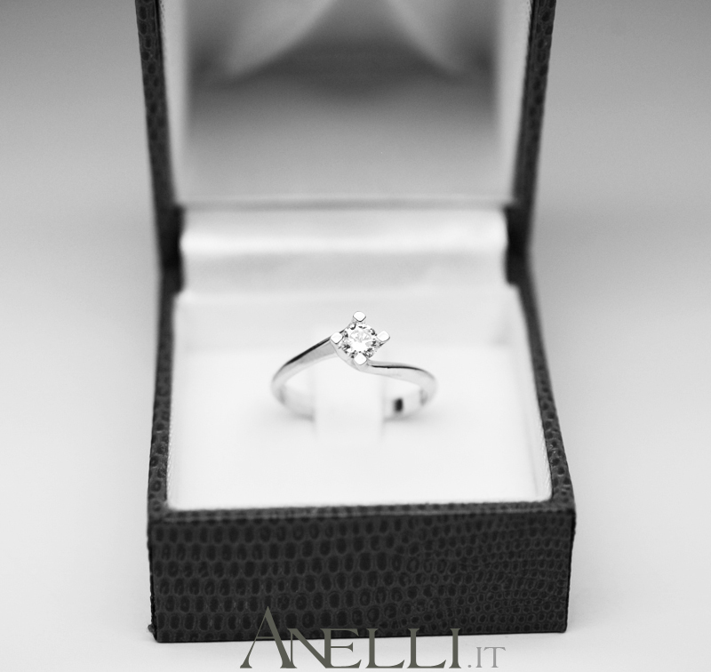 anello-solitario-con-diamante-0-35-carati-colore-f-purezza-vvs1-11 anello-solitario-con-diamante-0-35-carati-colore-f-purezza-vvs1-11