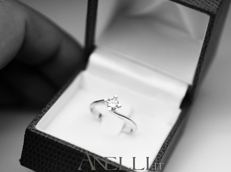 anello-solitario-con-diamante-0-35-carati-colore-f-purezza-vvs1-12 anello-solitario-con-diamante-0-35-carati-colore-f-purezza-vvs1-12