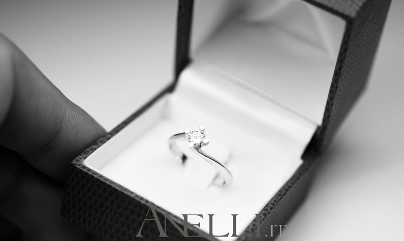anello-solitario-con-diamante-0-35-carati-colore-f-purezza-vvs1-13 anello-solitario-con-diamante-0-35-carati-colore-f-purezza-vvs1-13