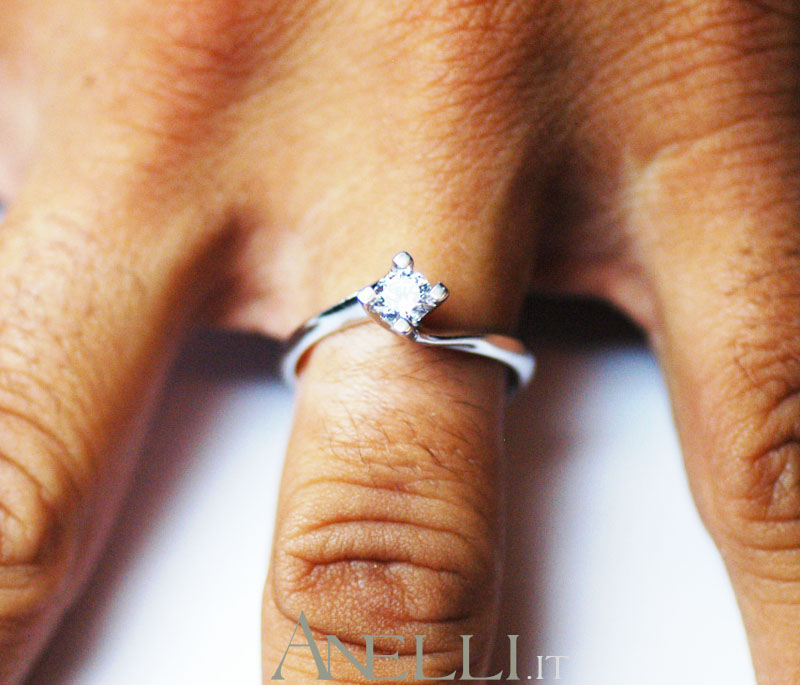 anello-solitario-con-diamante-0-35-carati-colore-f-purezza-vvs1-2 anello-solitario-con-diamante-0-35-carati-colore-f-purezza-vvs1-2