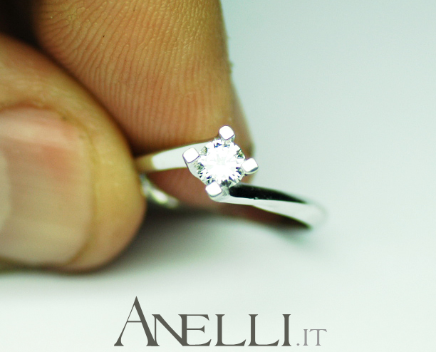 anello-solitario-con-diamante-0-35-carati-colore-f-purezza-vvs1-4 anello-solitario-con-diamante-0-35-carati-colore-f-purezza-vvs1-4