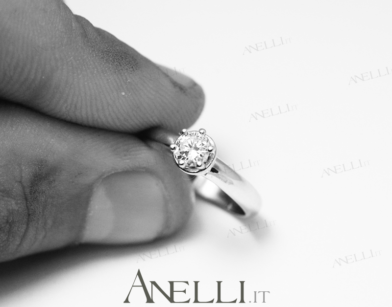 anello-solitario-con-diamante-di-0-32-f-vs1-8 anello-solitario-con-diamante-di-0-32-f-vs1-8