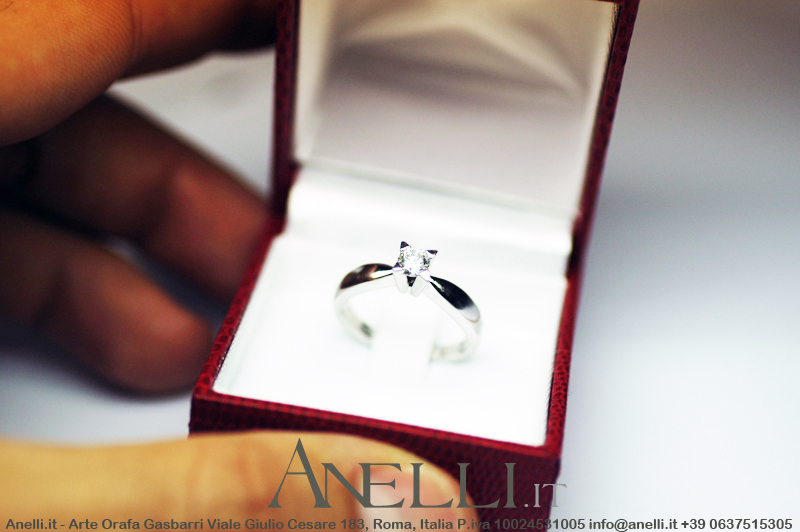 anello-solitario-con-griffe-a-triangolo-000 anello-solitario-con-griffe-a-triangolo-000