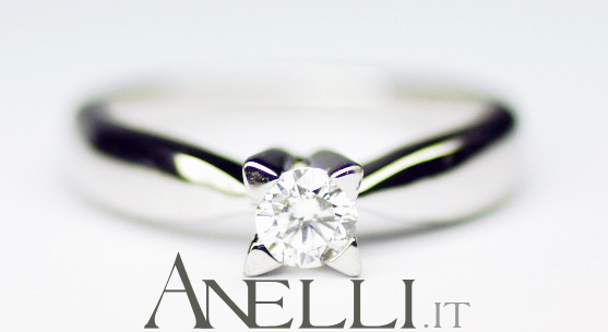 anello-solitario-con-griffe-a-triangolo-1 anello-solitario-con-griffe-a-triangolo-1