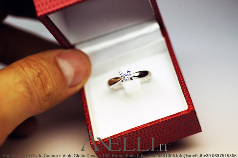 anello-solitario-con-griffe-a-triangolo-10 anello-solitario-con-griffe-a-triangolo-10