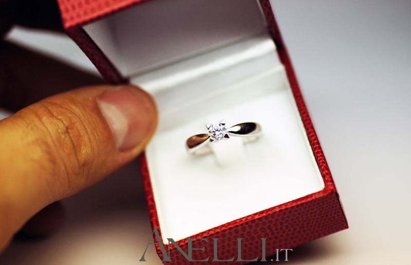 anello-solitario-con-griffe-a-triangolo-10 anello-solitario-con-griffe-a-triangolo-10