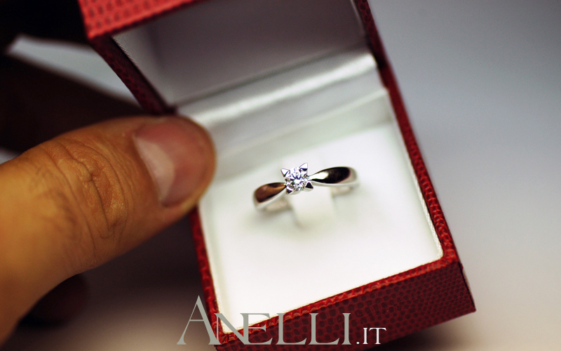 anello-solitario-con-griffe-a-triangolo-10 anello-solitario-con-griffe-a-triangolo-10
