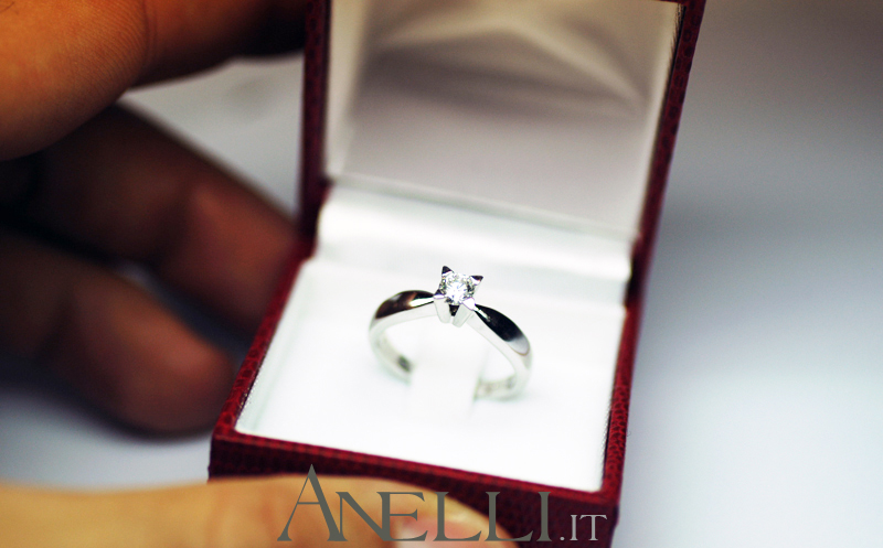 anello-solitario-con-griffe-a-triangolo-11 anello-solitario-con-griffe-a-triangolo-11