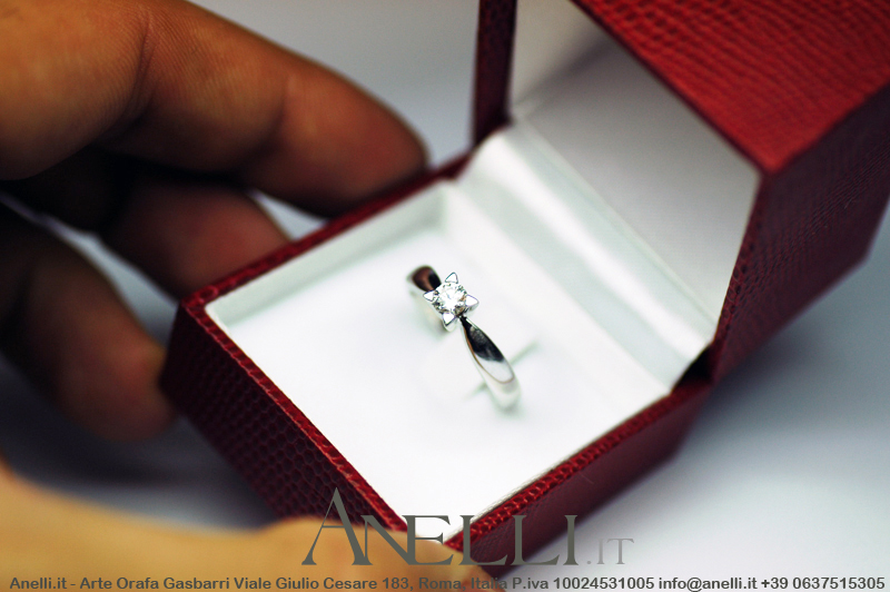 anello-solitario-con-griffe-a-triangolo-12 anello-solitario-con-griffe-a-triangolo-12