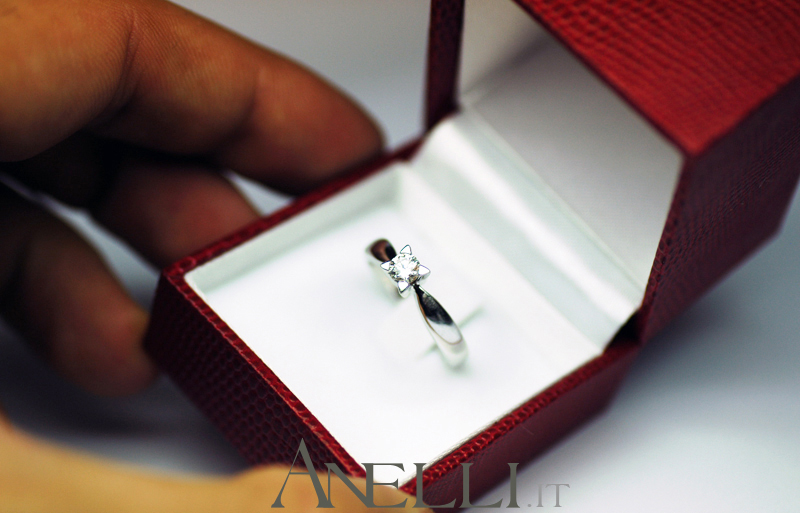 anello-solitario-con-griffe-a-triangolo-12 anello-solitario-con-griffe-a-triangolo-12