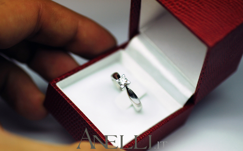 anello-solitario-con-griffe-a-triangolo-12 anello-solitario-con-griffe-a-triangolo-12