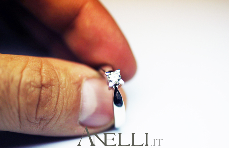 anello-solitario-con-griffe-a-triangolo-2 anello-solitario-con-griffe-a-triangolo-2