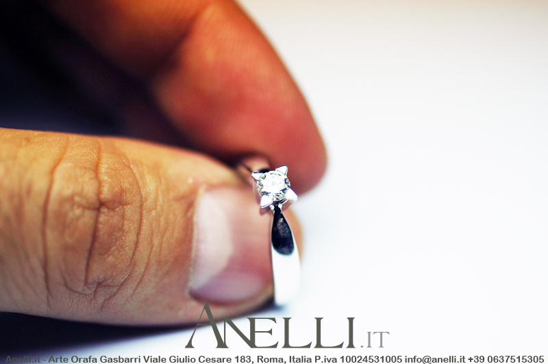 anello-solitario-con-griffe-a-triangolo-2 anello-solitario-con-griffe-a-triangolo-2