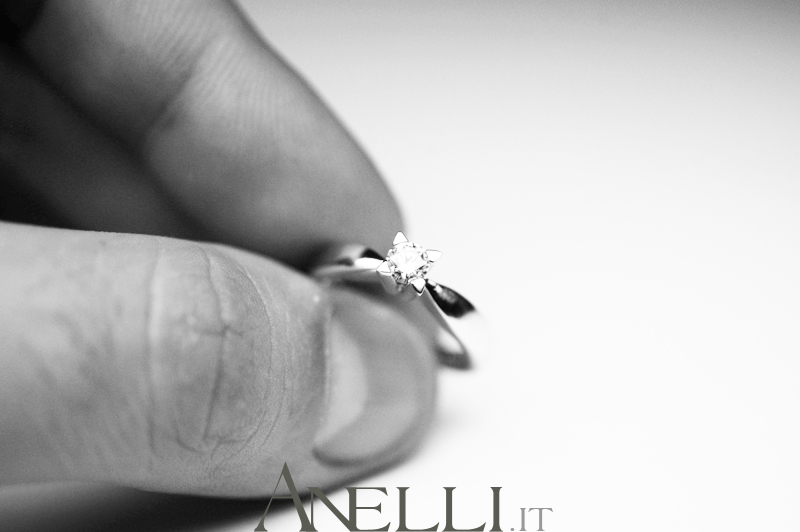 anello-solitario-con-griffe-a-triangolo-3 anello-solitario-con-griffe-a-triangolo-3