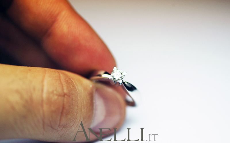 anello-solitario-con-griffe-a-triangolo-3 anello-solitario-con-griffe-a-triangolo-3