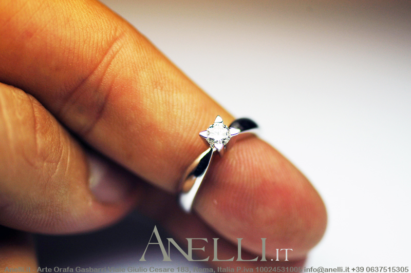 anello-solitario-con-griffe-a-triangolo-4 anello-solitario-con-griffe-a-triangolo-4