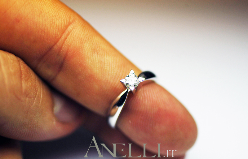 anello-solitario-con-griffe-a-triangolo-4 anello-solitario-con-griffe-a-triangolo-4