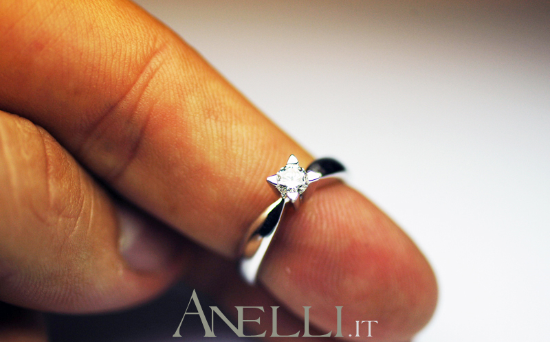 anello-solitario-con-griffe-a-triangolo-4 anello-solitario-con-griffe-a-triangolo-4