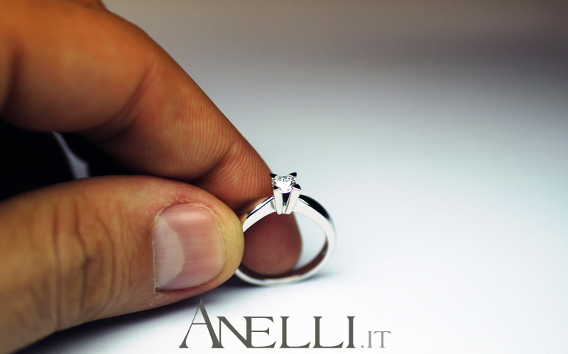 anello-solitario-con-griffe-a-triangolo-5 anello-solitario-con-griffe-a-triangolo-5