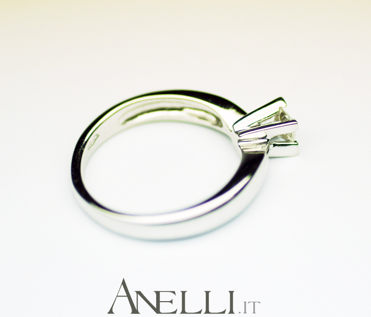 anello-solitario-con-griffe-a-triangolo-6 anello-solitario-con-griffe-a-triangolo-6