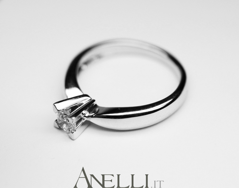 anello-solitario-con-griffe-a-triangolo-7 anello-solitario-con-griffe-a-triangolo-7
