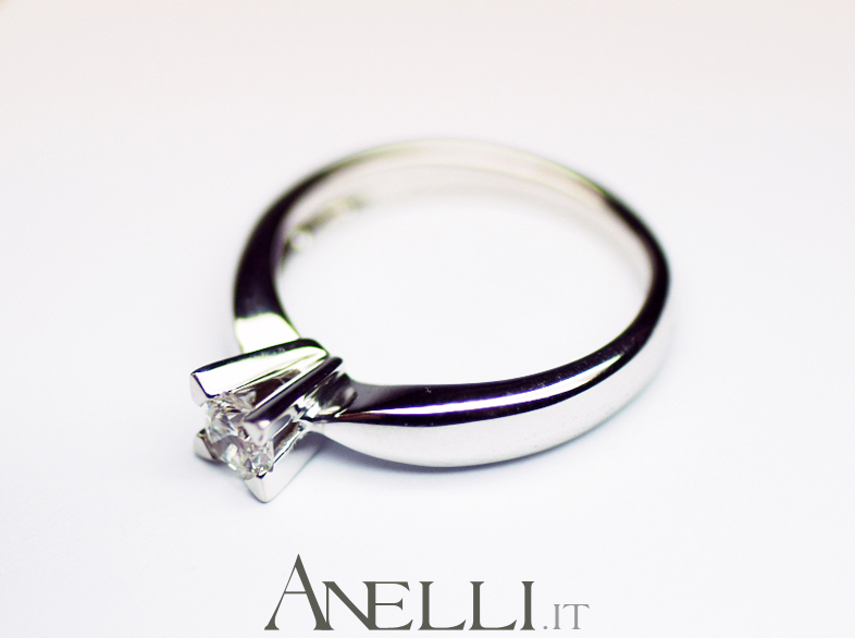 anello-solitario-con-griffe-a-triangolo-7 anello-solitario-con-griffe-a-triangolo-7