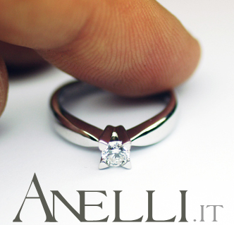 anello-solitario-con-griffe-a-triangolo-8 anello-solitario-con-griffe-a-triangolo-8