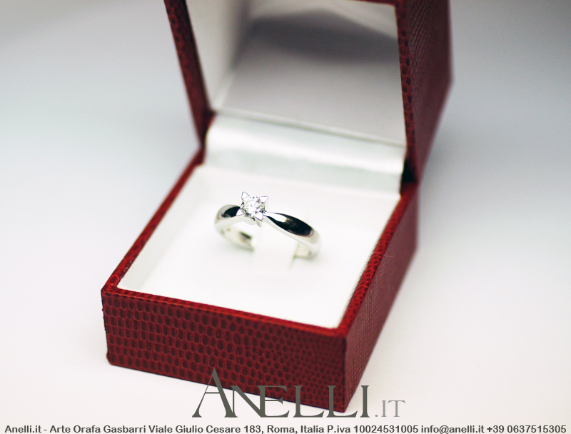 anello-solitario-con-griffe-a-triangolo-9 anello-solitario-con-griffe-a-triangolo-9
