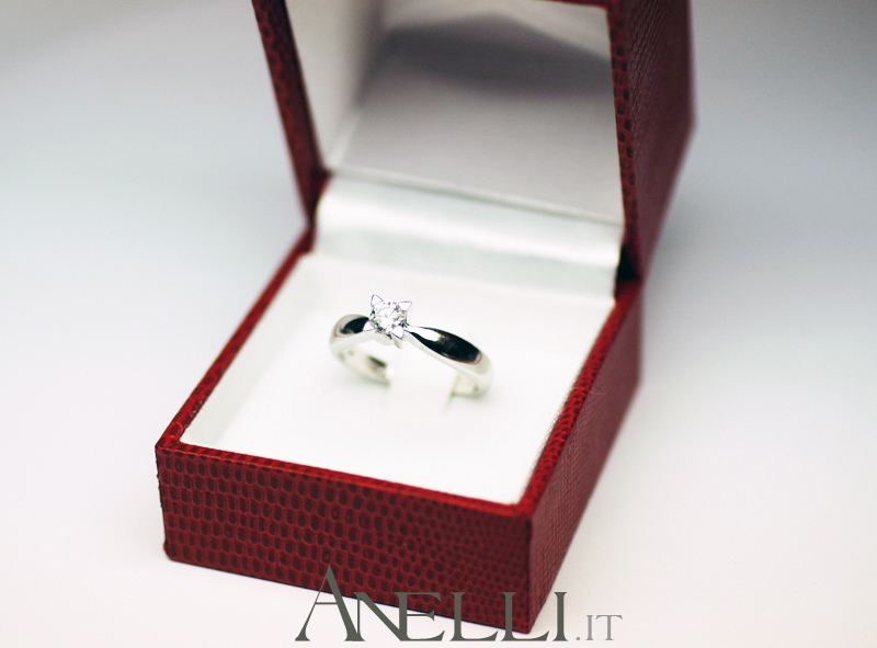 anello-solitario-con-griffe-a-triangolo-9 anello-solitario-con-griffe-a-triangolo-9